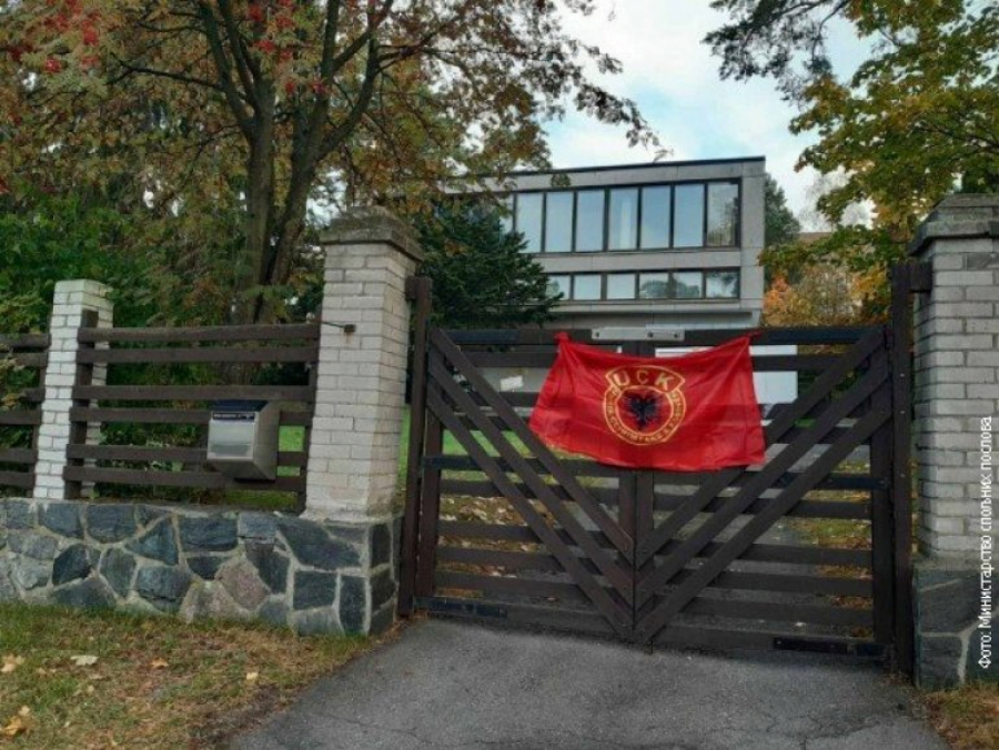 SKANDAL Razvili zastavu terorističke OVK na zgradi srpske ambasade u Finskoj! (FOTO)