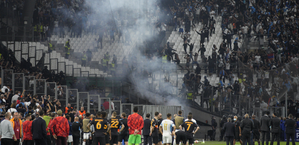 RAT NA TRIBINAMA! Navijači se gađali bakljama u Marseju,  fudbaleri gledali u neverici (VIDEO)