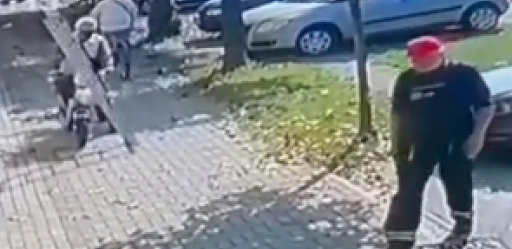 U ŠTA GLEDAŠ?! Radnik u Inđiji umalo nastradao: Električnim biciklom oborio čoveka sa merdevina! (VIDEO)