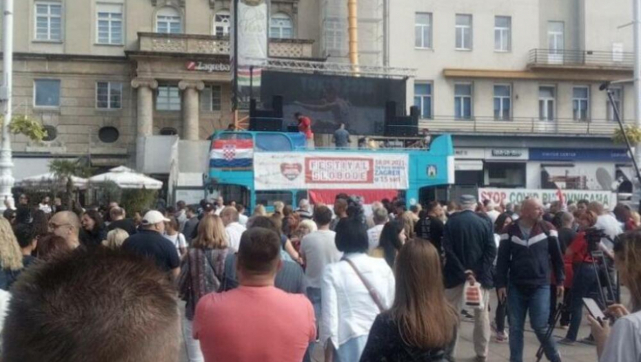 BURNO ISPRED KBC ZAGREB ZBOG KOVID PROPUSNICA Policija čuva bolnicu!