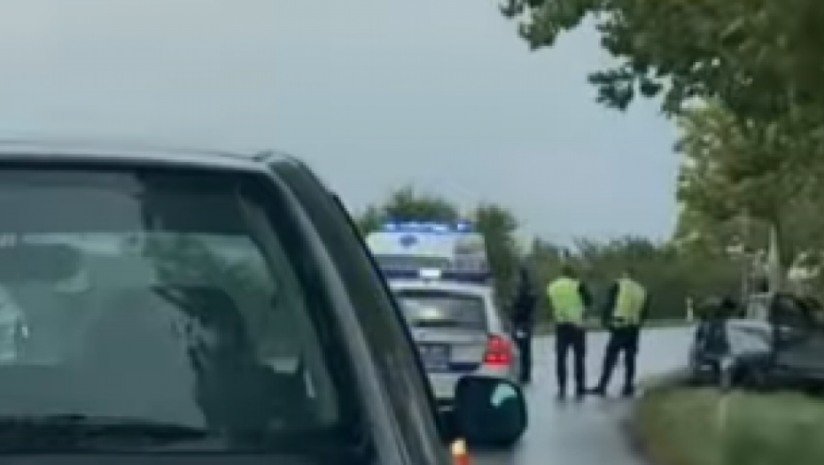 ZASTRAŠUJUĆI PRIZOR SA MESTA TRAGEDIJE KOD KAĆA Automobil potpuno smrskan, zabio se u drvo, mladiću nije bilo spasa (VIDEO)