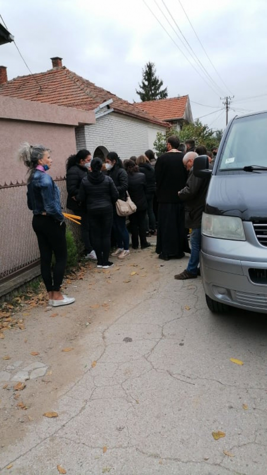 SAHRANJENI ĐOKIĆI Stotine ljudi ispratilo ubijenu porodicu na večni počinak (FOTO/VIDEO)