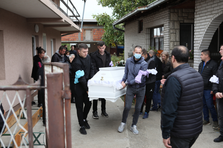 POSLEDNJE ZBOGOM Sahranjena ubijena porodica Đokić, sveštenik: Ubile su ih životinje gore od zveri!