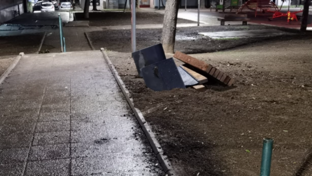 HAOS NA ZVEZDARI Bahati vozač autom uništio deo parkića (FOTO)