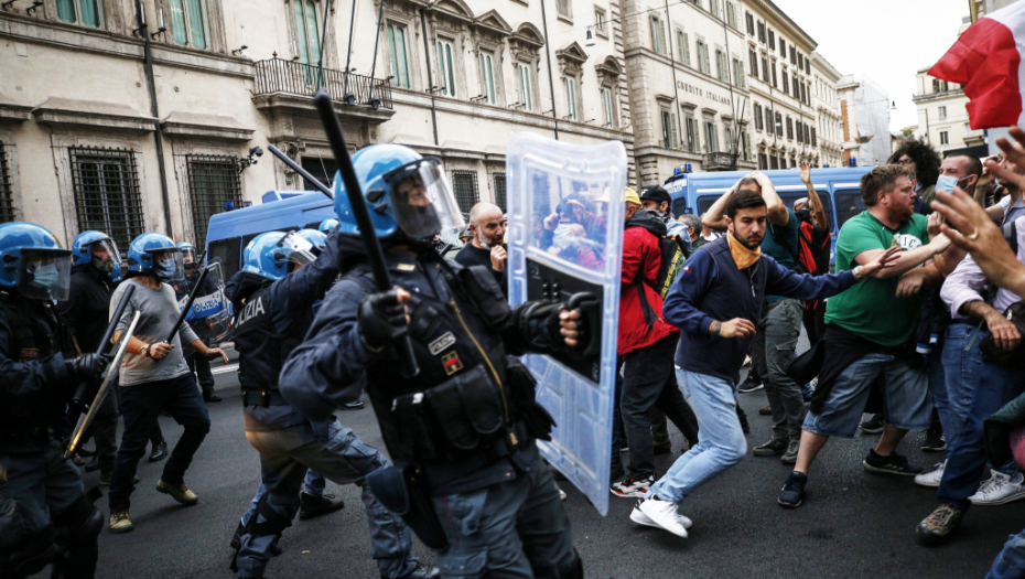 NEREDI NA ULICAMA RIMA Na hiljade demonstranata maršira ulicama glavnog grada zbog "zelenih propusnica"