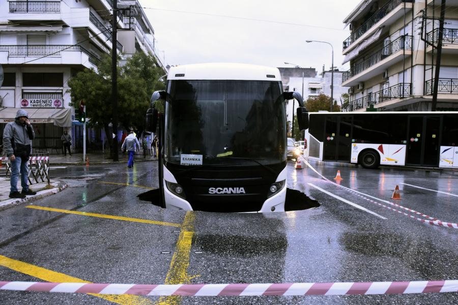 RUPA PROGUTALA AUTOBUS Obilne kiše izazvale velike probleme u Solunu (FOTO)