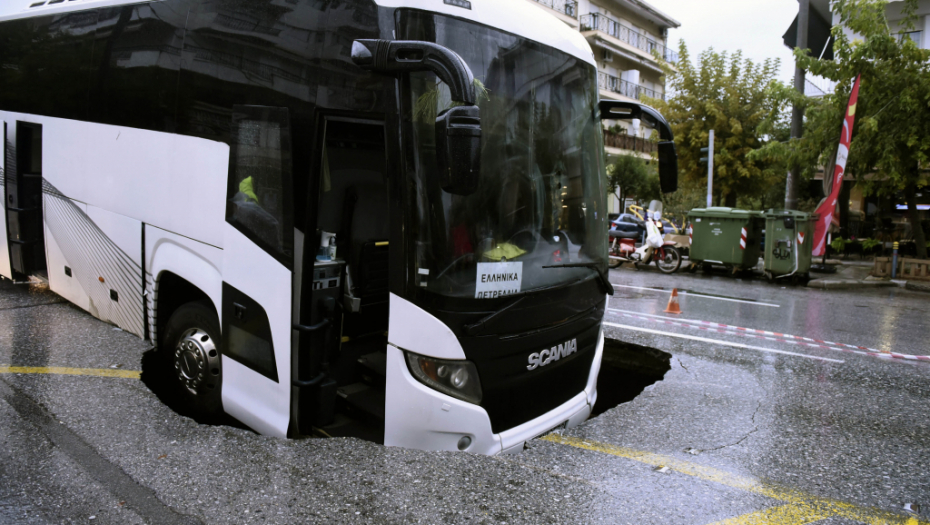 RUPA PROGUTALA AUTOBUS Obilne kiše izazvale velike probleme u Solunu (FOTO)