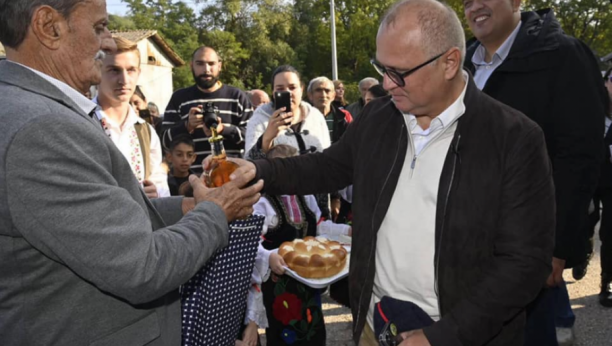 DOČEKAN NA TRADICIONALAN NAČIN Vesić posetio naselja u opštini Mladenovac i obavestio građane o novim projektima(FOTO)