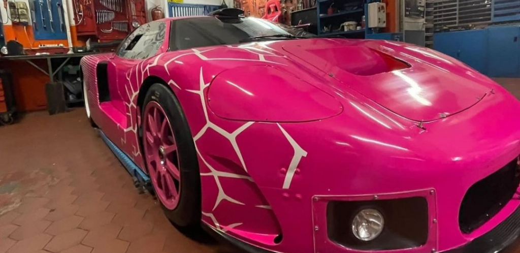 PINK CAR JE GOTOV SLEDEĆE NEDELJE I NOSI JASNU PORUKU: Pink zna da žene vladaju svetom!