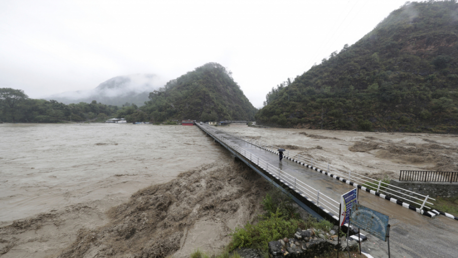 UŽASNE POPLAVE U INDIJI I NEPALU Poginulo više od 150 ljudi