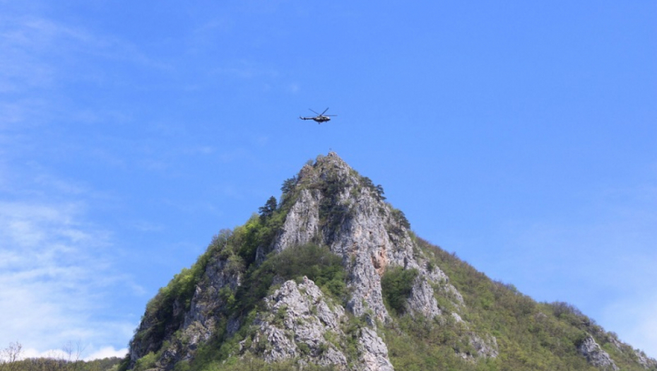 STIGLE HELIKOPTERSKE JEDINICE IZNAD SRPSKE SVETINJE Postavlja se veliki Časni Krst u blizini manastira Mileševa (FOTO)