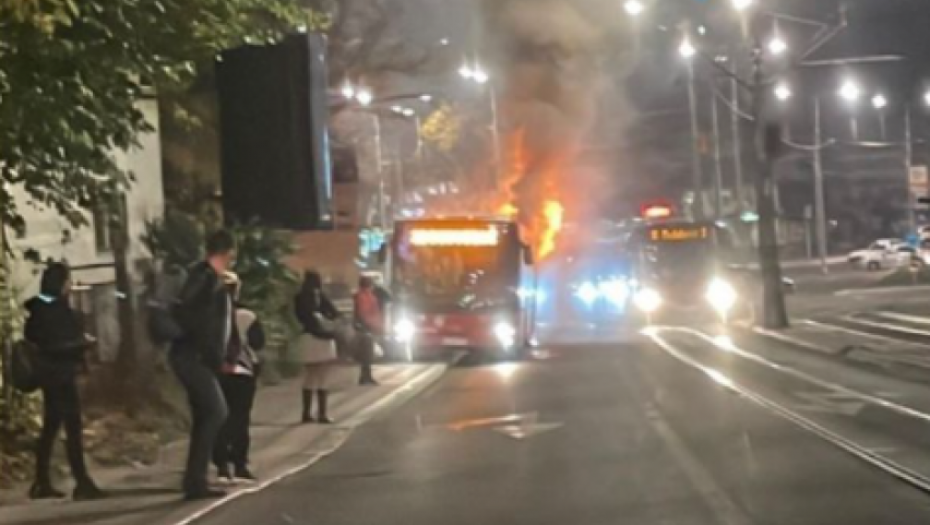 GORI AUTOBUS NA AUTOKOMANDI Vatrogasci gase požar u Vojvode Stepe (FOTO)