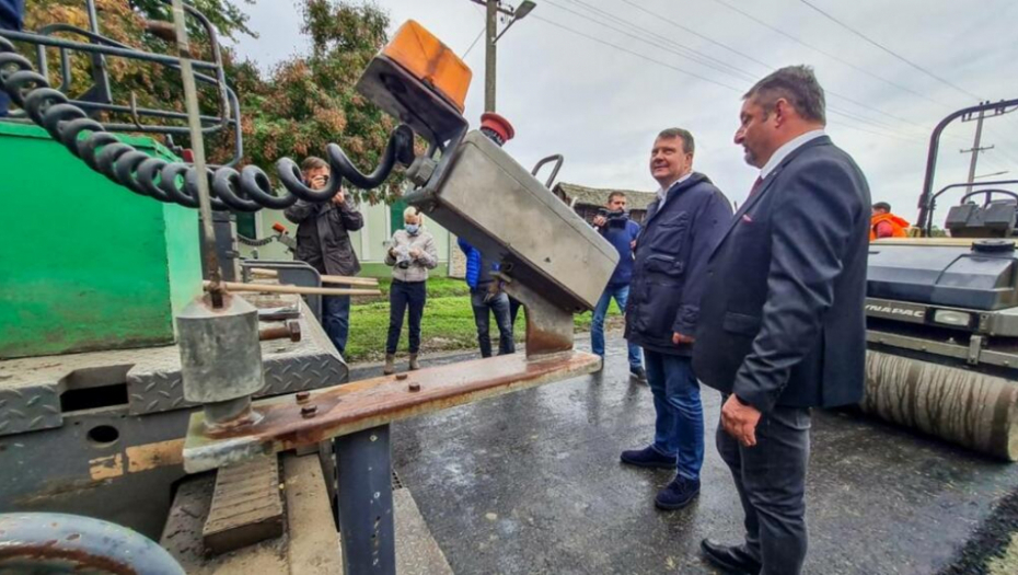 MIROVIĆ OBIŠAO RADOVE U SEČNJU Rekonstruišu se brojne ulice i lokalni putevi