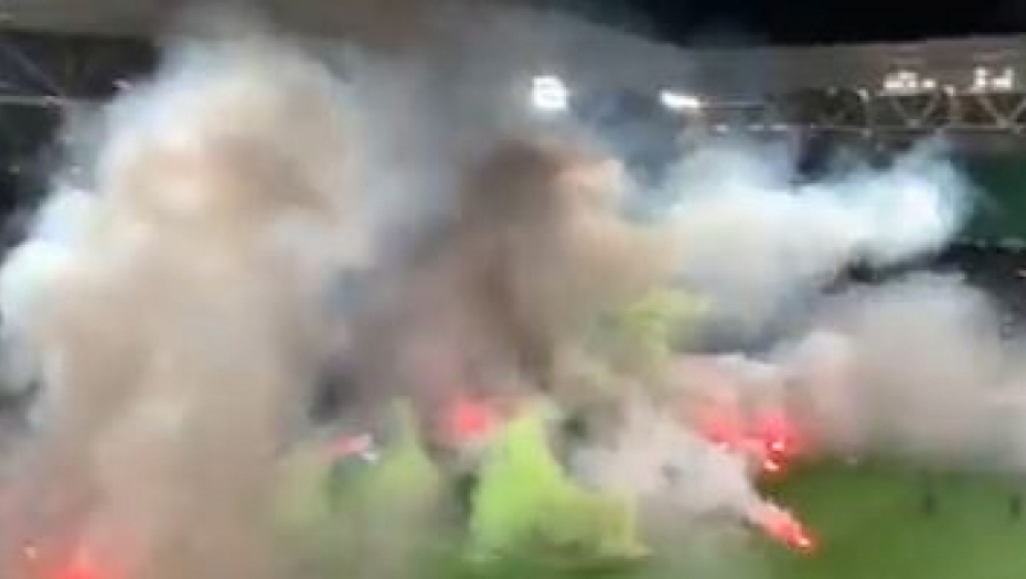 HAOS NA STADIONU! Navijači divljali, igrači napustili teren! (VIDEO)