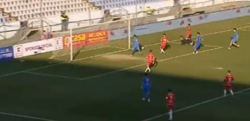 MOŽE LI PROVIDNIJE? Lopta krenula u gol, a on je nonšalantno preskočio (VIDEO)