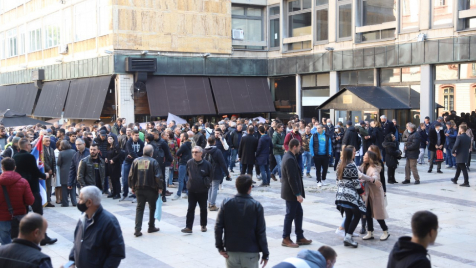 STOP PROGONU MILOŠA KOVIĆA Studenti stali uz svog profesora - Nećemo da učimo hašku verziju srpske istorije! (FOTO/VIDEO)