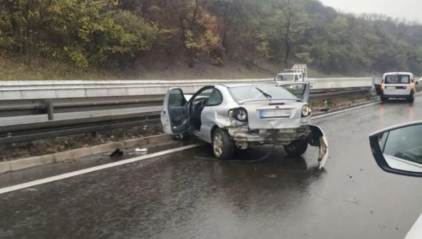 UŽAS NA AUTO-PUTU BEOGRAD-NIŠ Auto izleteo sa kolovoza, vozilo potpuno smrskano (FOTO)