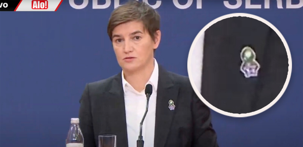 POSEBNA ČAST SVIM PALIM SRBIMA! Samo retki su primetili detalj na reveru Ane Brnabić - evo šta on predstavlja! (FOTO)