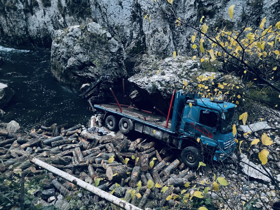 KAMION SLETEO U KANJON JERME, URUŠIO SE DEO PUTA Vozač lakše povređen (FOTO)