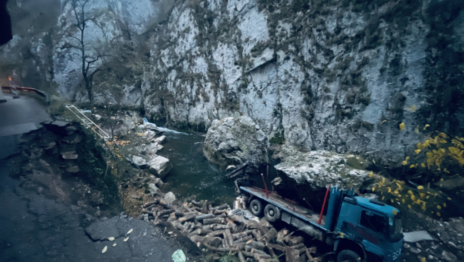 KAMION SLETEO U KANJON JERME, URUŠIO SE DEO PUTA Vozač lakše povređen (FOTO)