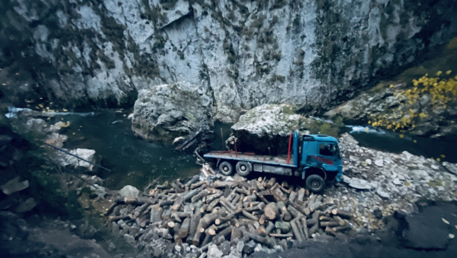 KAMION SLETEO U KANJON JERME, URUŠIO SE DEO PUTA Vozač lakše povređen (FOTO)