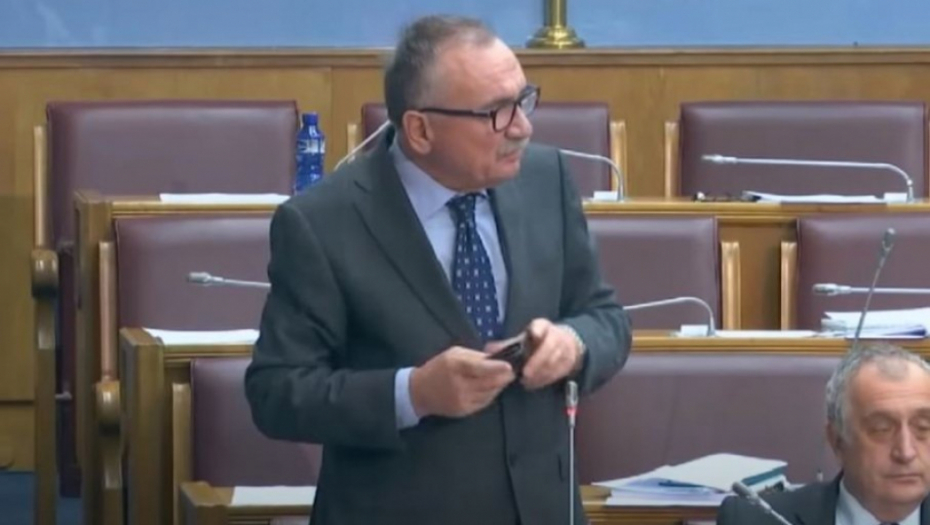 CRNOGORSKI POSLANIK HIT NA DRUŠTVENIM MREŽAMA Uz telefon zapevao patriotsku pesmu (VIDEO)