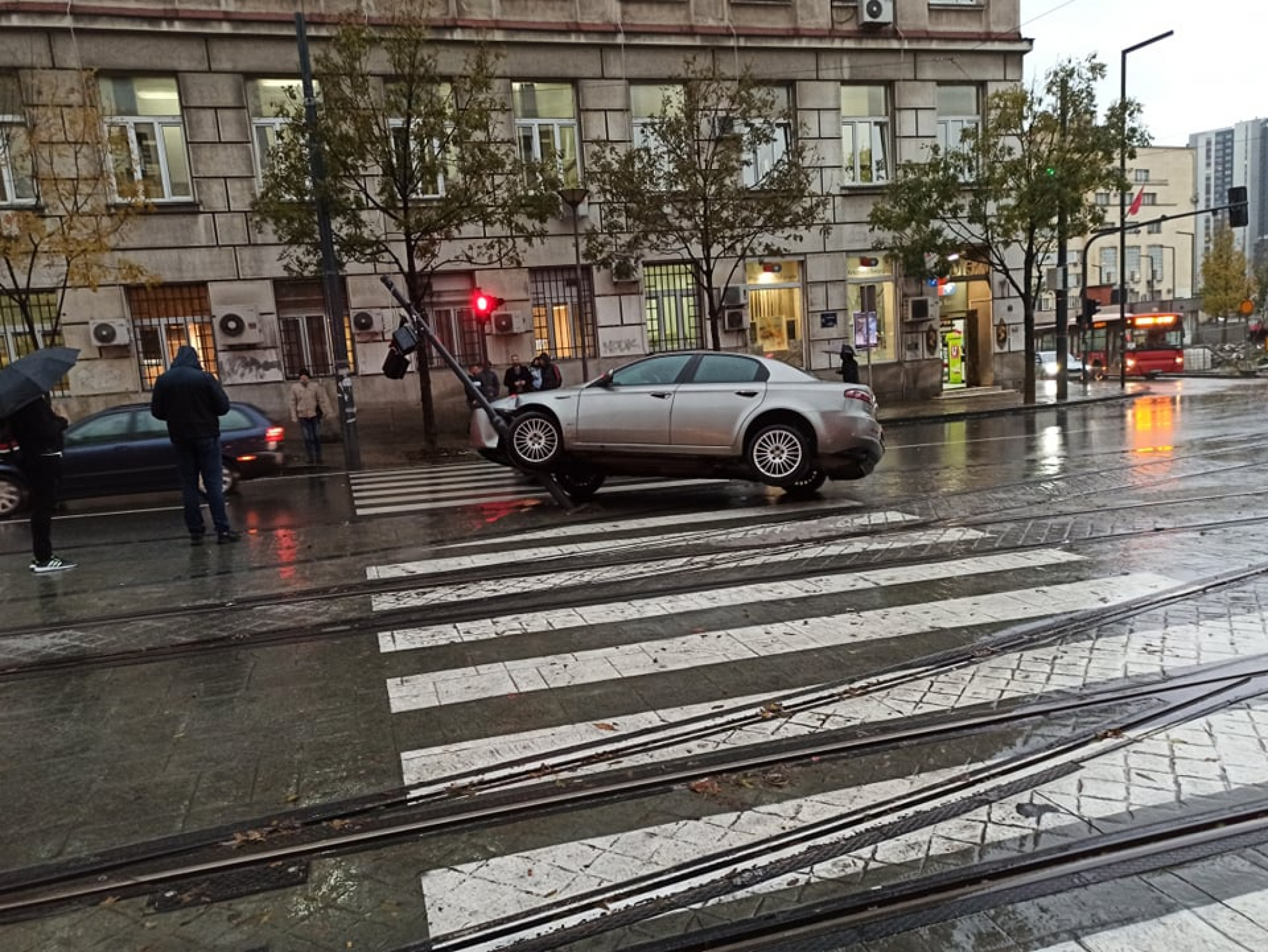 NA ULAZU U NEMANJINU ŠOK! Automobil udario u semafor i ostao na njemu (VIDEO)