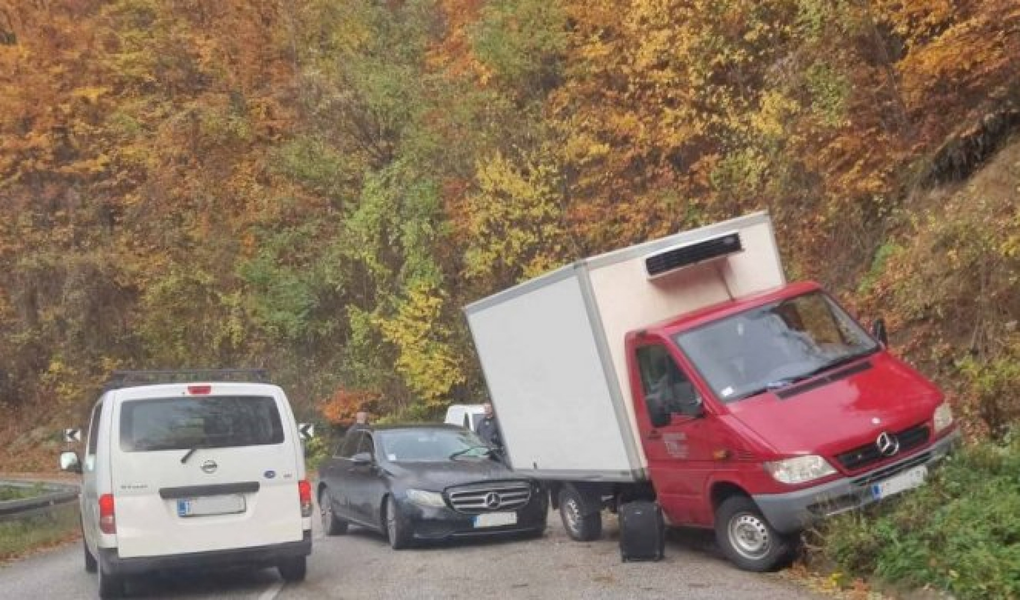 DVE SAOBRAĆAJNE NEZGODE KOD GUČE Na samo dva kilometra prevrnuta 