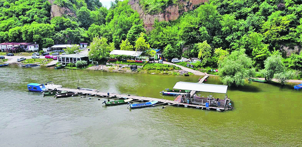 BATAJNICA NA LEPOM PLAVOM DUNAVU Od Zavetnog krsta, preko trim staze na obali i litice iz ledenog doba do vola na ražnju (FOTO)