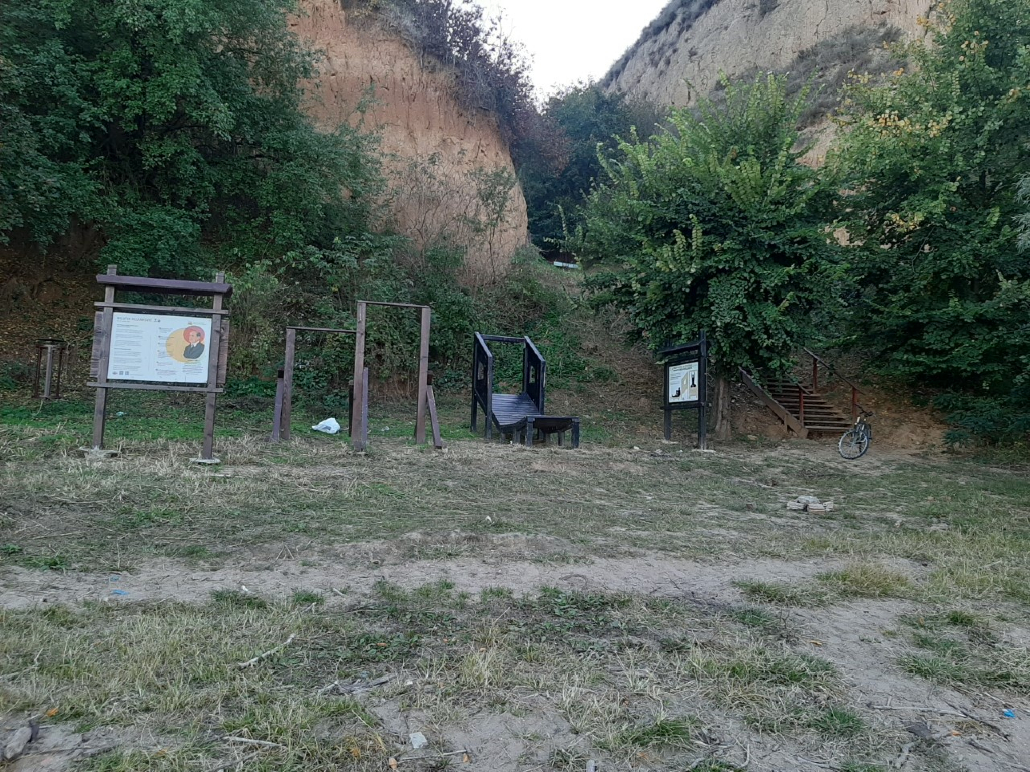 BATAJNICA NA LEPOM PLAVOM DUNAVU Od Zavetnog krsta, preko trim staze na obali i litice iz ledenog doba do vola na ražnju (FOTO)