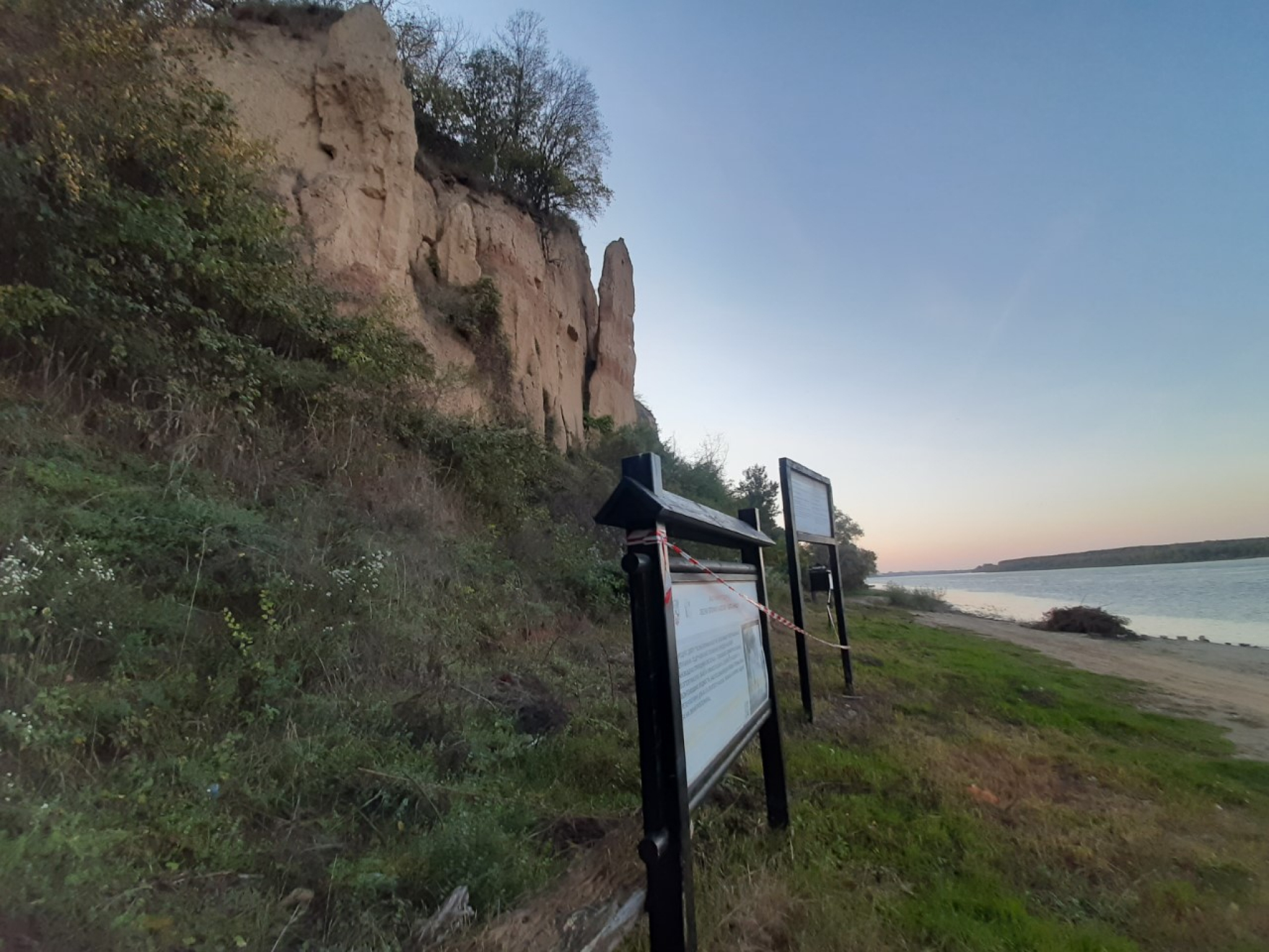 BATAJNICA NA LEPOM PLAVOM DUNAVU Od Zavetnog krsta, preko trim staze na obali i litice iz ledenog doba do vola na ražnju (FOTO)