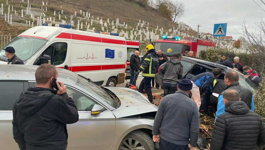 TEŠKA SAOBRAĆAJNA NESREĆA U NOVOM PAZARU Automobil u punoj brzini naleteo na drugi, ima povređenih