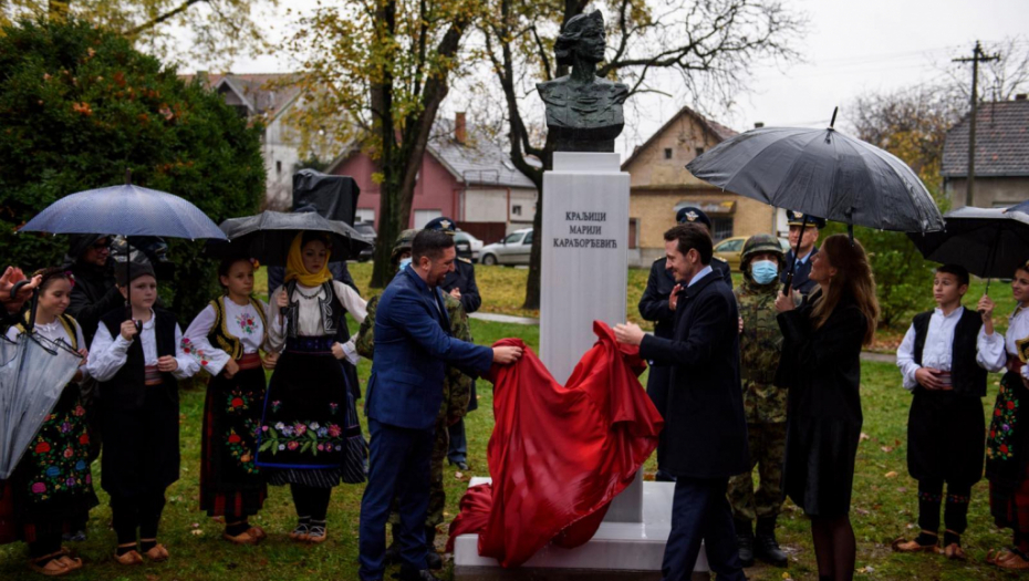 Princ Filip otkrio spomenik Kraljici Mariji u Inđiji