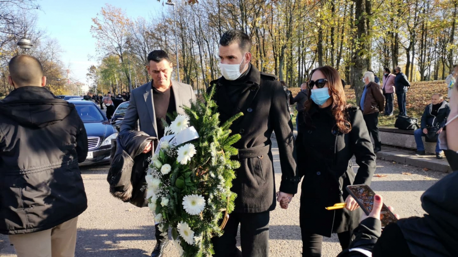 14 SVEŠTENIKA NA SAHRANI MARINKA ROKVIĆA Supruga i sinovi ne mogu da zaustave suze, potresna slika na groblju!