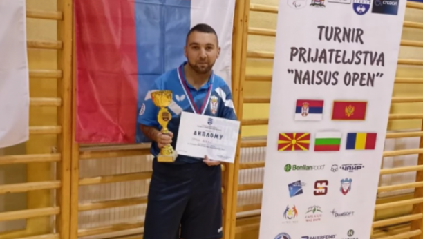 SRPSKI SPORT IZNEDRIO NOVOG HEROJA! Srđan je nedavno počeo da igra stoni tenis, a već ređa medalje za svoju zemlju! (FOTO)