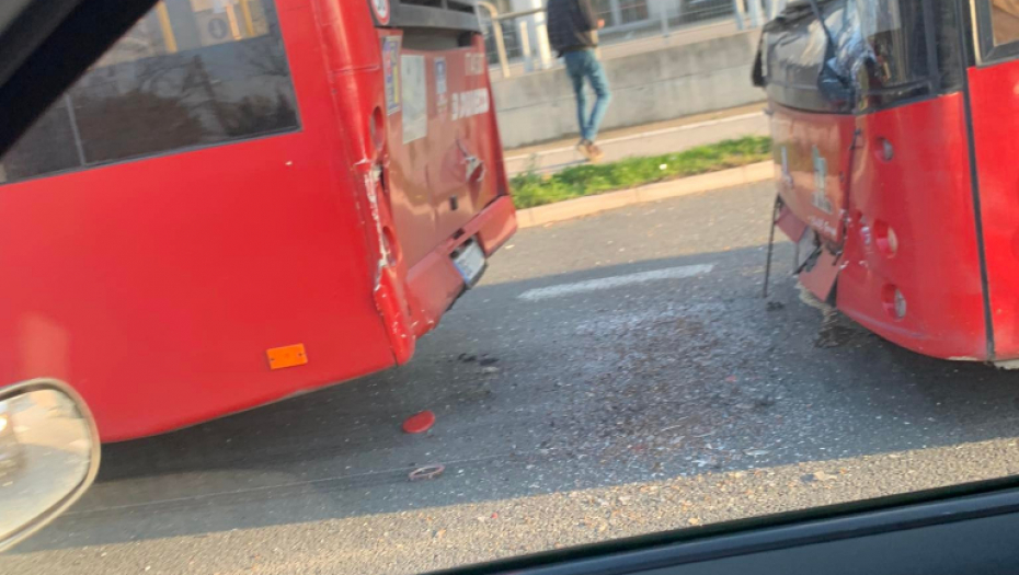 SUDAR NA ADI Udarac dva autobusa: Popucala stakla (FOTO)