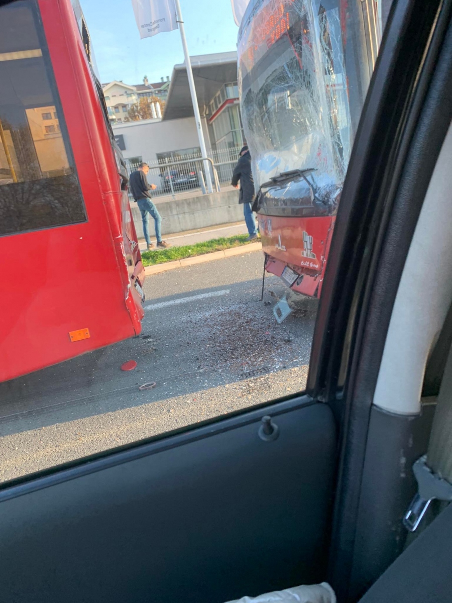 SUDAR NA ADI Udarac dva autobusa: Popucala stakla (FOTO)