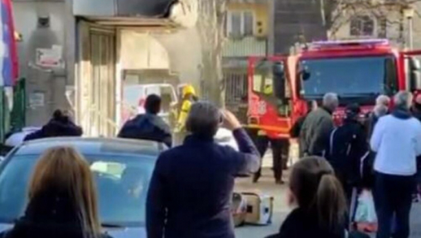 POŽAR U MESARI NA KARABURMI Kulja dim iz objekta, građani se okupili ispred (FOTO)