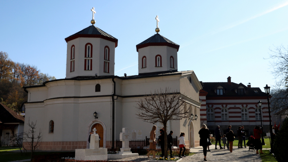 NEOBIČNA SVETLOST NA GROBU PATRIJARHA PAVLA Narod se u čudu krsti i moli za ozdravljenje