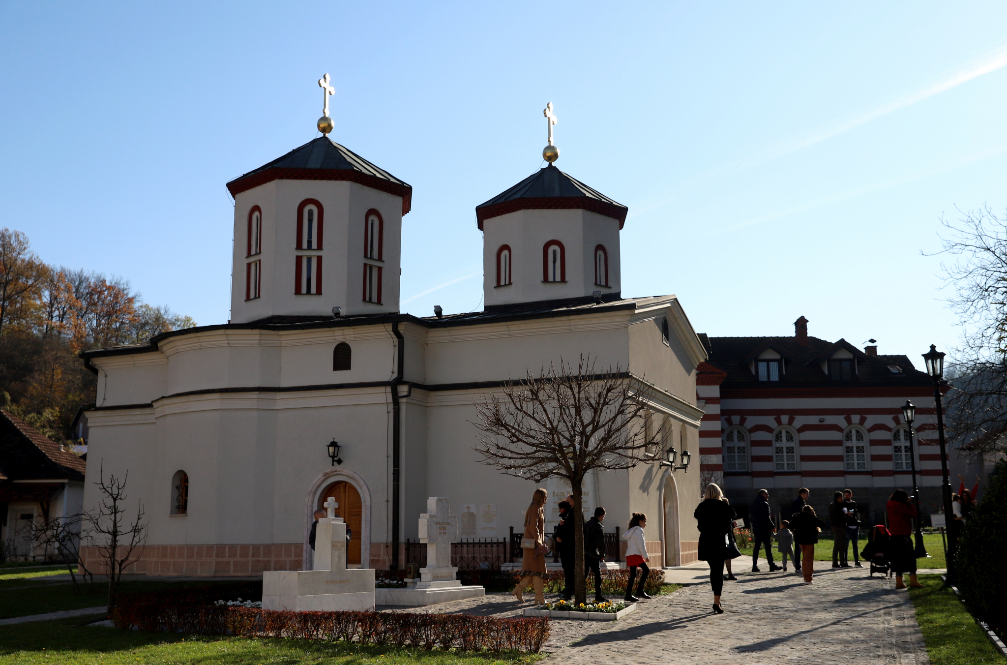 PAVLE JE ODAVNO SVETAC Prošlo 11 godina od upokojenja patrijarha, vernici i dalje svakodnevno obilaze grob (FOTO)