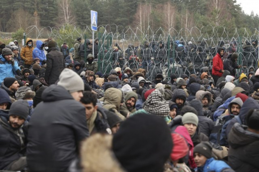 MIGRANTSKA KRIZA NA POLJSKOJ GRANICI DOŠLA DO TAČKE PUCANJA Dopremljeni vodeni topovi i vojna mašinerija (FOTO,VIDEO)