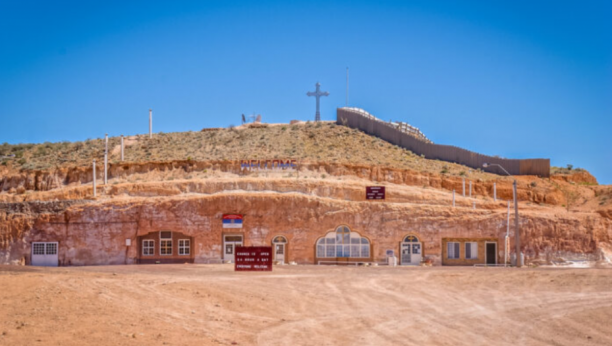 SRPSKA CRKVA ISPOD AUSTRALIJSKE PUSTINJE Jedinstveni spomenik svetske arihitekture koji se nalazi pod zemljom, na drugom kraju sveta!