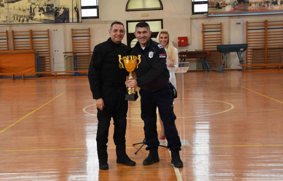 VULIN PORUČIO BUDUĆIM POLICAJCIMA Budite borci, tako se brani i čuva naša Srbija!