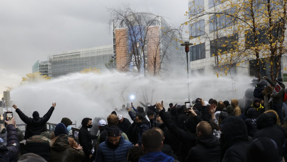 HAOS U SRCU EVROPE U Briselu hiljade ljudi na protestu zbog kovid mera, policija upotrebila vodeni top