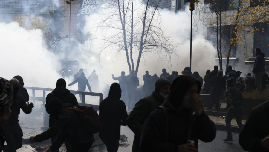 HAOS U SRCU EVROPE U Briselu hiljade ljudi na protestu zbog kovid mera, policija upotrebila vodeni top