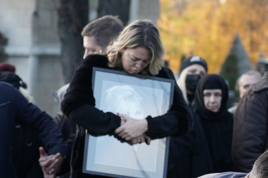 POTRESAN DETALJ SA SAHRANE MERIME NJEGOMIR Njenu ćerku jedva odvojili od ove fotografije!