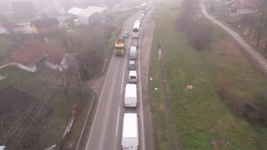 OBUSTAVIO SAOBRAĆAJ NA MAGISTRALI Neobičan učesnik u saobraćaju izazvao oduševljenje vozača i gašenje motora vozila (FOTO/VIDEO)