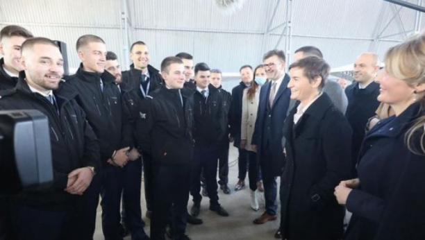 ZANIMANJE PILOTA VIŠE NEĆE BITI EKSKLUZIVNO Ana Brnabić posetila Trening centar Vazduhoplovne akademije