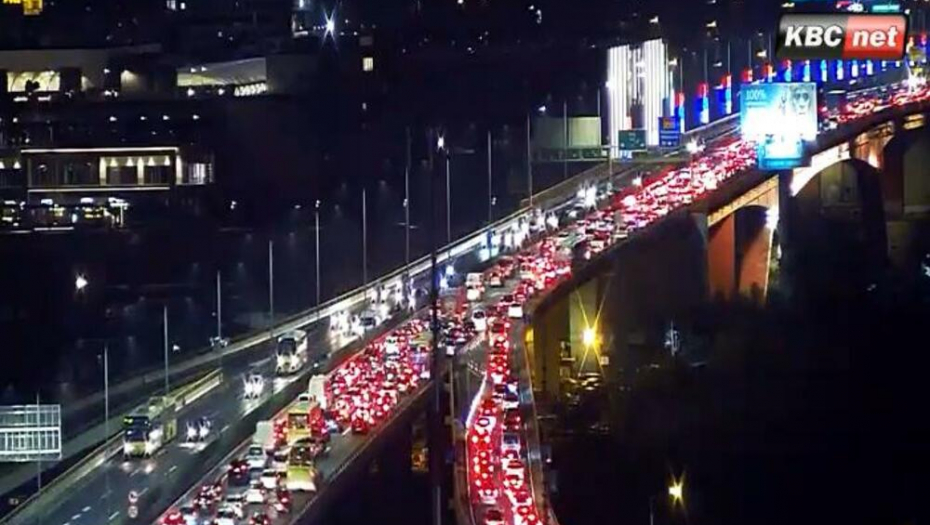 PONOVO KOLAPS U BEOGRADU  Najveće gužve na mostovima i na auto-putu (FOTO)