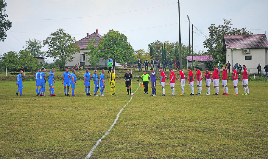 ŠUMADIJSKI MANČESTER Alo! na fudbalskom derbiju pozavađenih Proletera: JEDNO SELO, DVA KLUBA - NIJEDAN TEREN!